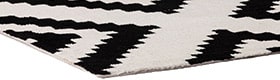 שטיחים בצבע שחור לבן